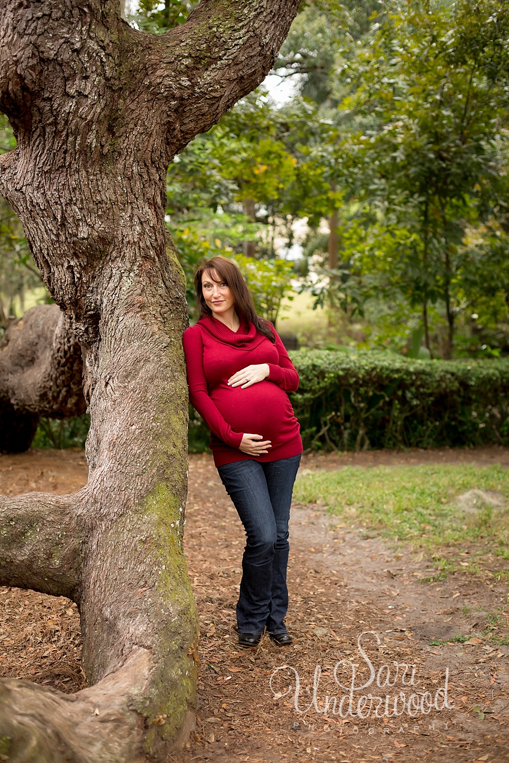 an expectant mama posing in a local park in Orlando