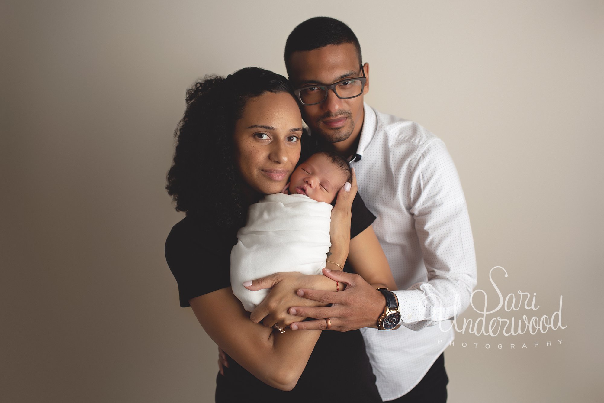 what to bring to your newborn session | neutral clothing